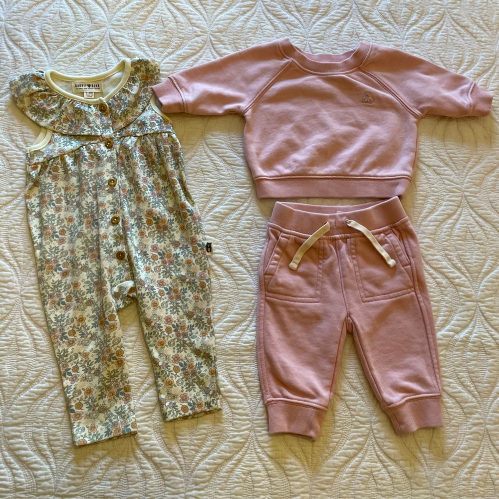 Gap & Rabbit🤍Bear 0-3 months
Bundle of 2 Baby Girl Romper & Cardigan with Pants